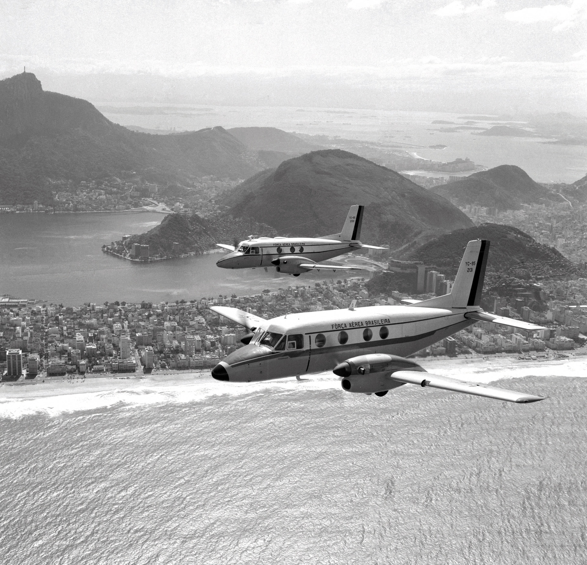 voo-do-primeiro-acima-e-segundo-prototipos-do-bandeirante-da-embraer-no-rio-de-janeiro-1382451154364_1920x1847