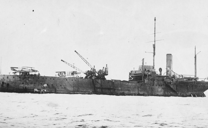 Botadura del Ark Royal, primer porta-hidros diseñado&nbsp;ad-hoc