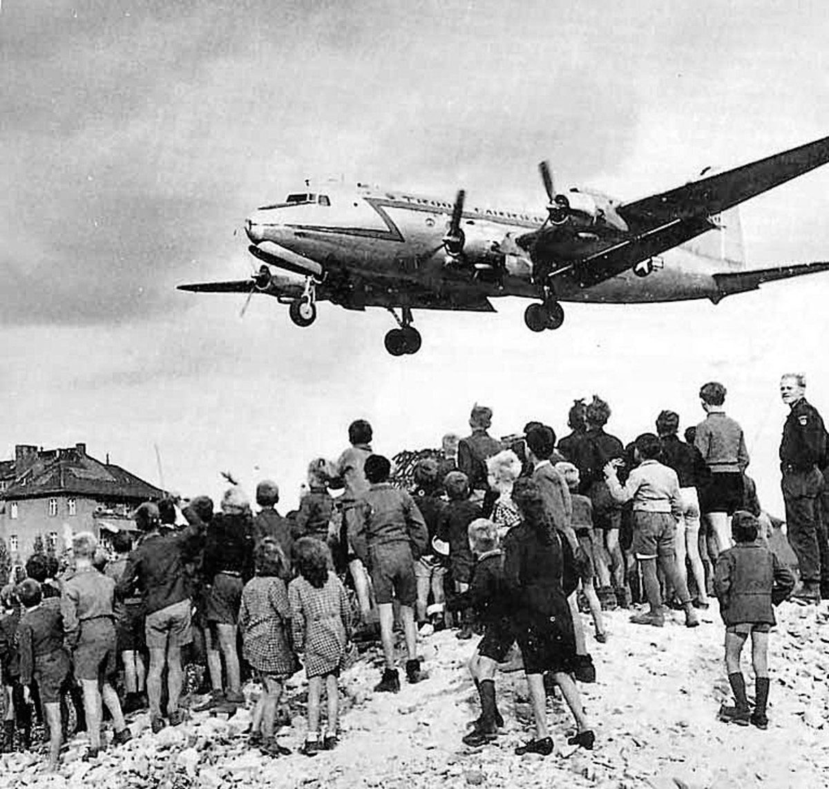 Children-cargo-plane-landing-Tempelhof-Airfield-Berlin-1948