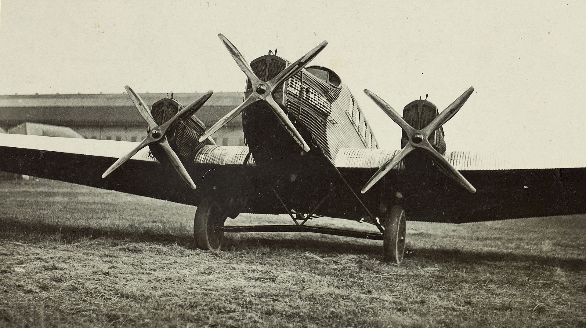 Junkers G 24 mit Schwarz-Kreuzflgel-Luftschrauben