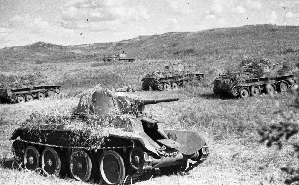 Khalkhin_Gol_Soviet_tanks BT-7_1939