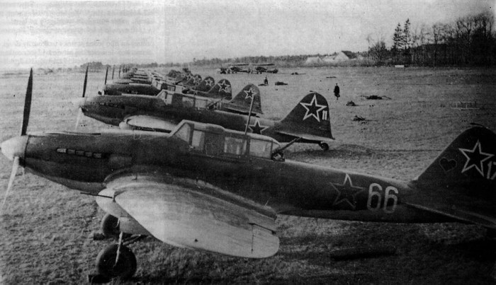 Il2-Sturmovik-Avengers-lined-at-a-Soviet-Airfield-01