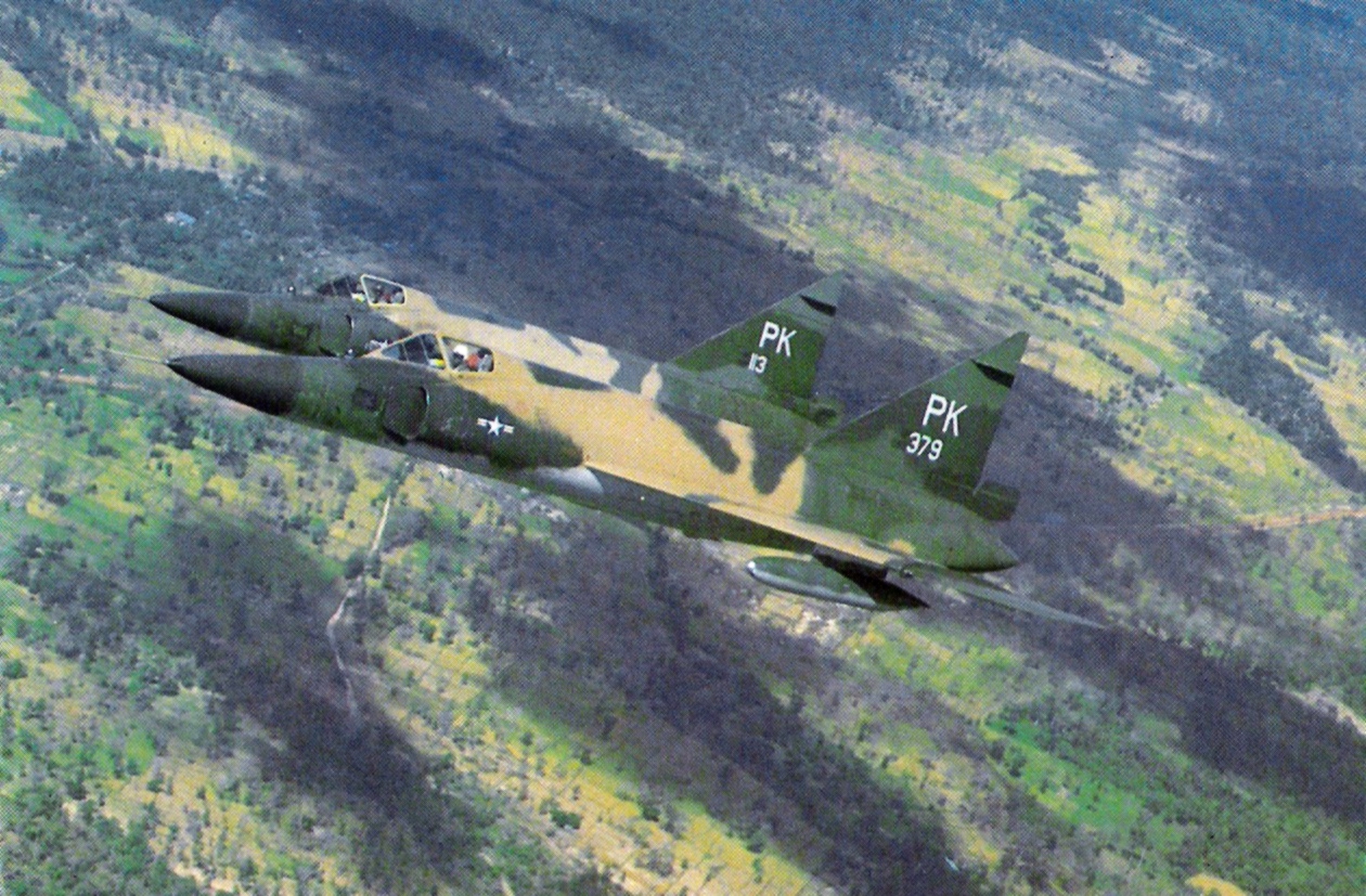 F-102As_509FIS_over_Vietnam_Nov1966