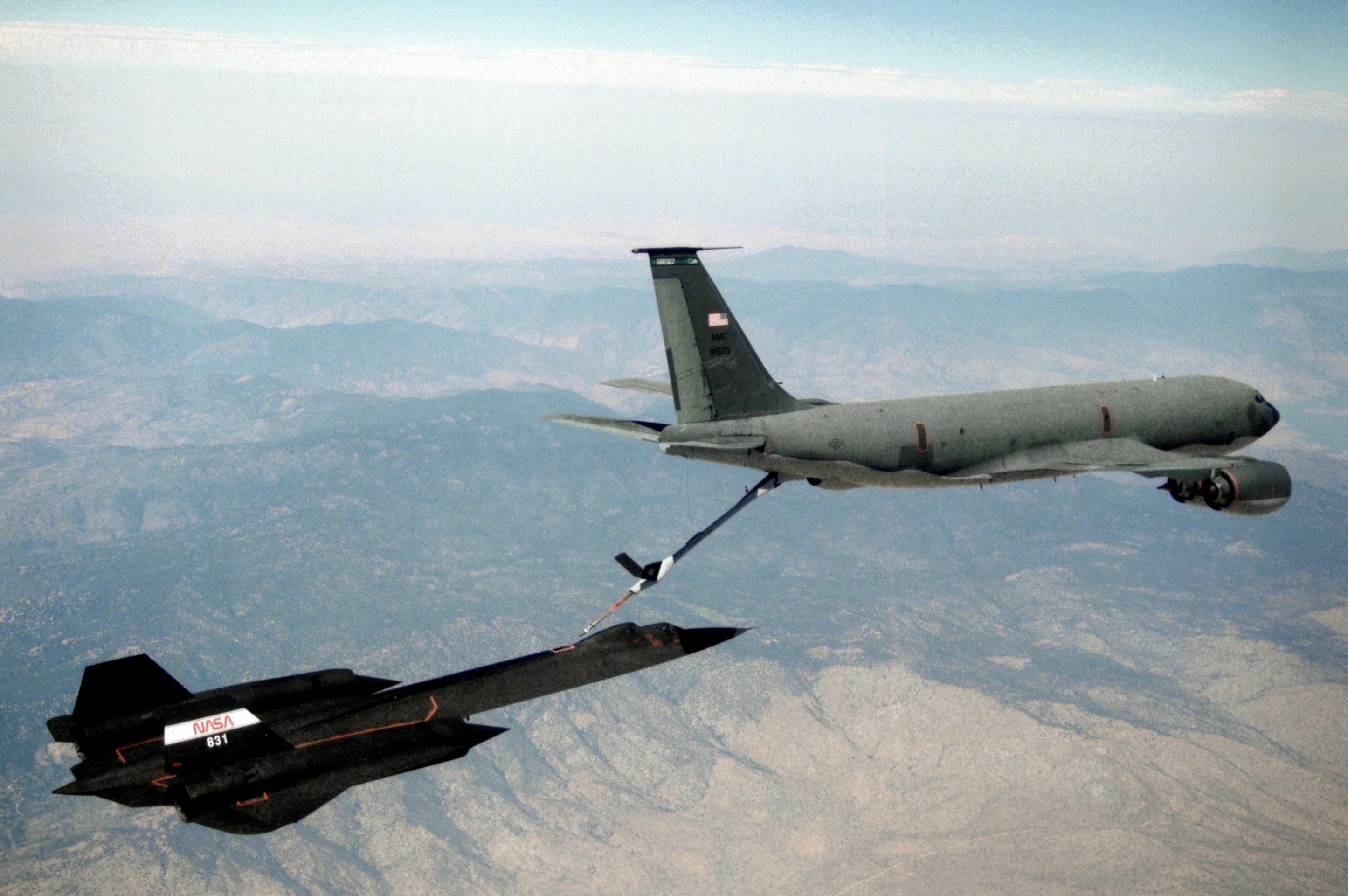 KC-135T_refuels_SR-71B_in_1995