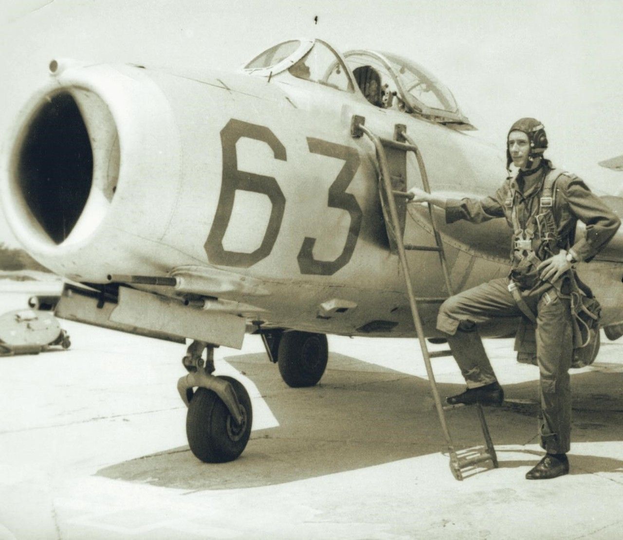 Bulgarian pilot next to a MiG 17.jpg