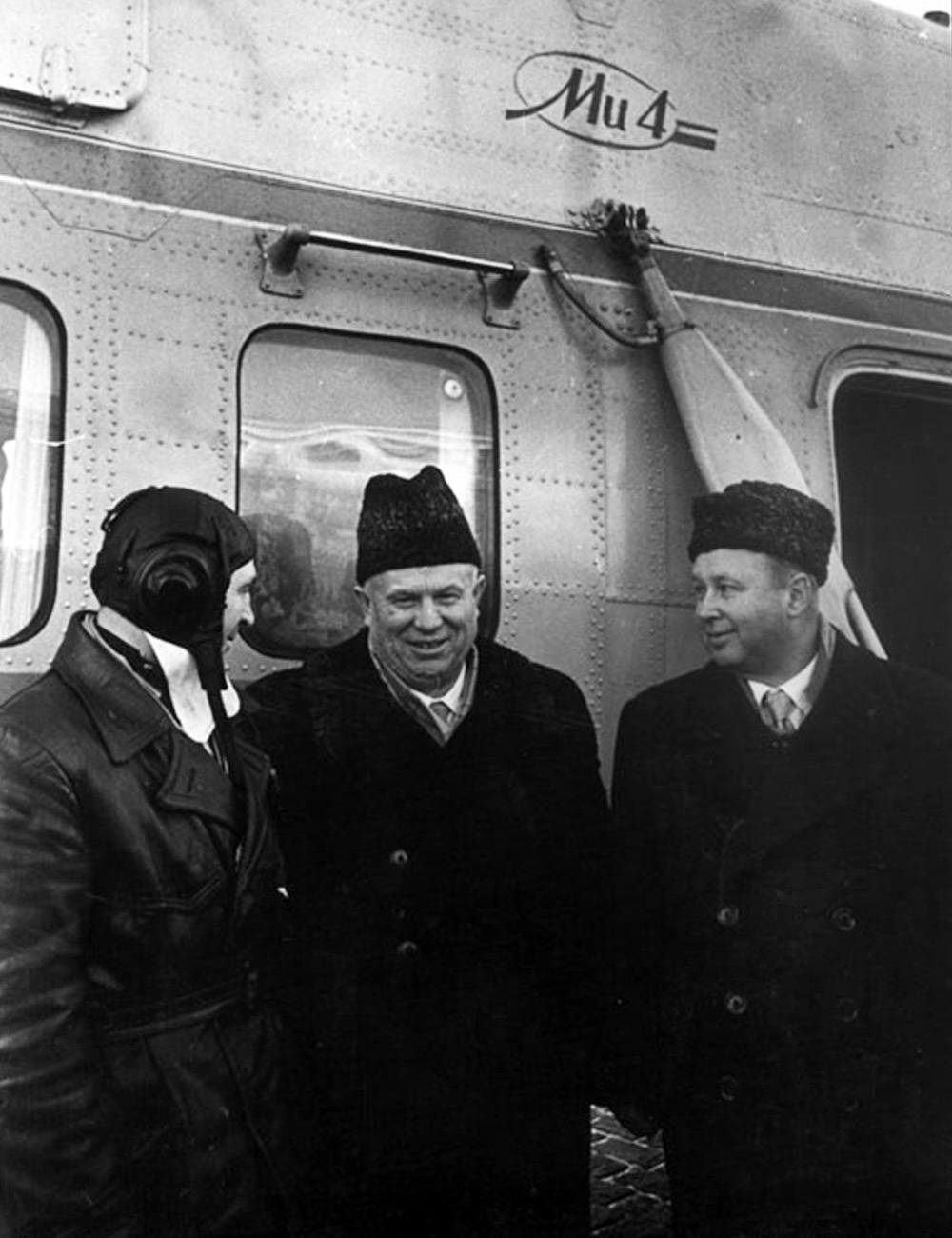 Mikhail Mil con Mi-4