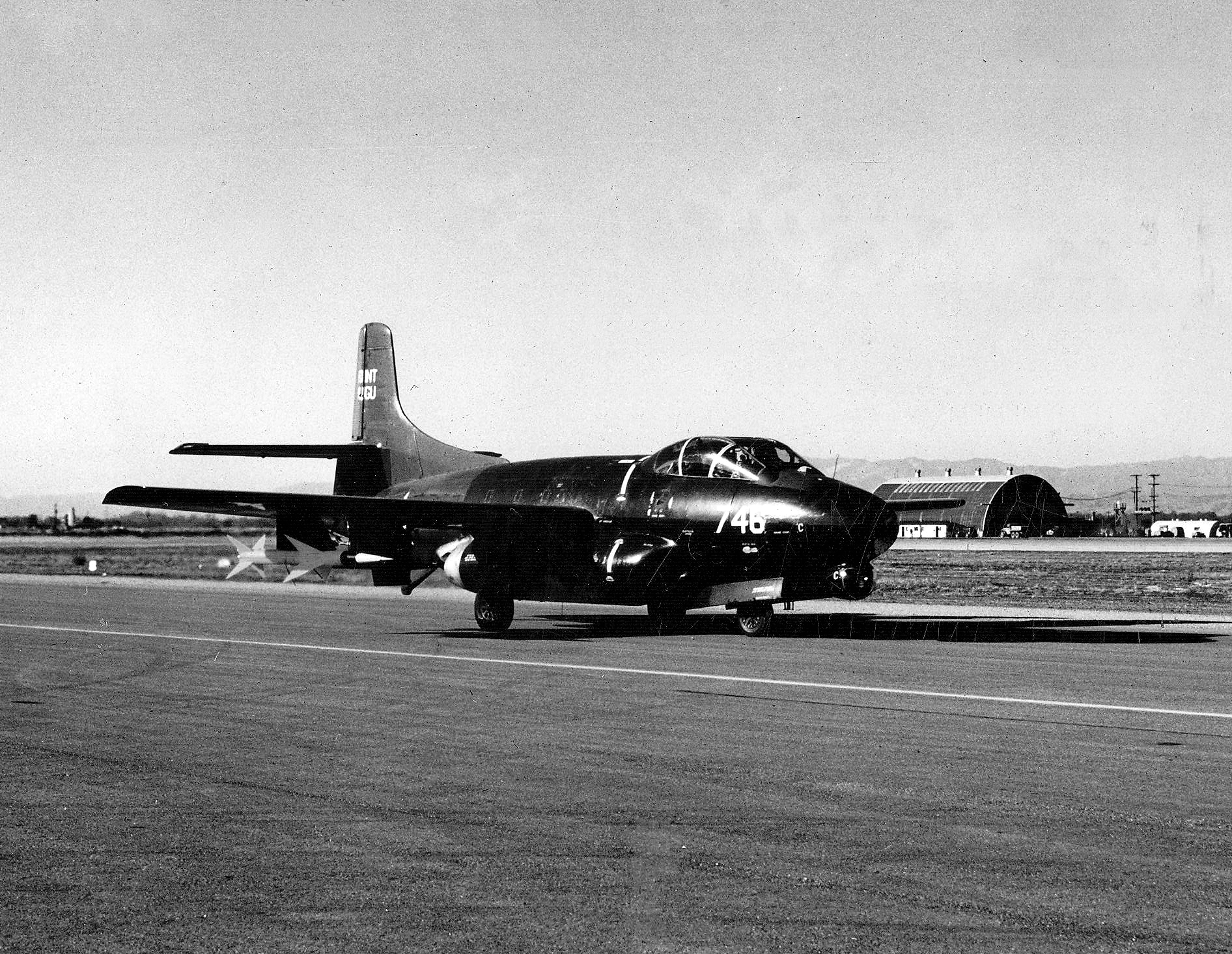 Douglas_F3D-1M_with_AAM-N-2_Sparrow_missile_at_Point_Mugu_in_1952