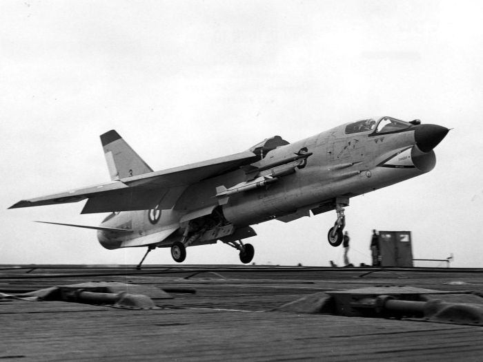 F-8E(FN)_landing_on_carrier_c1964