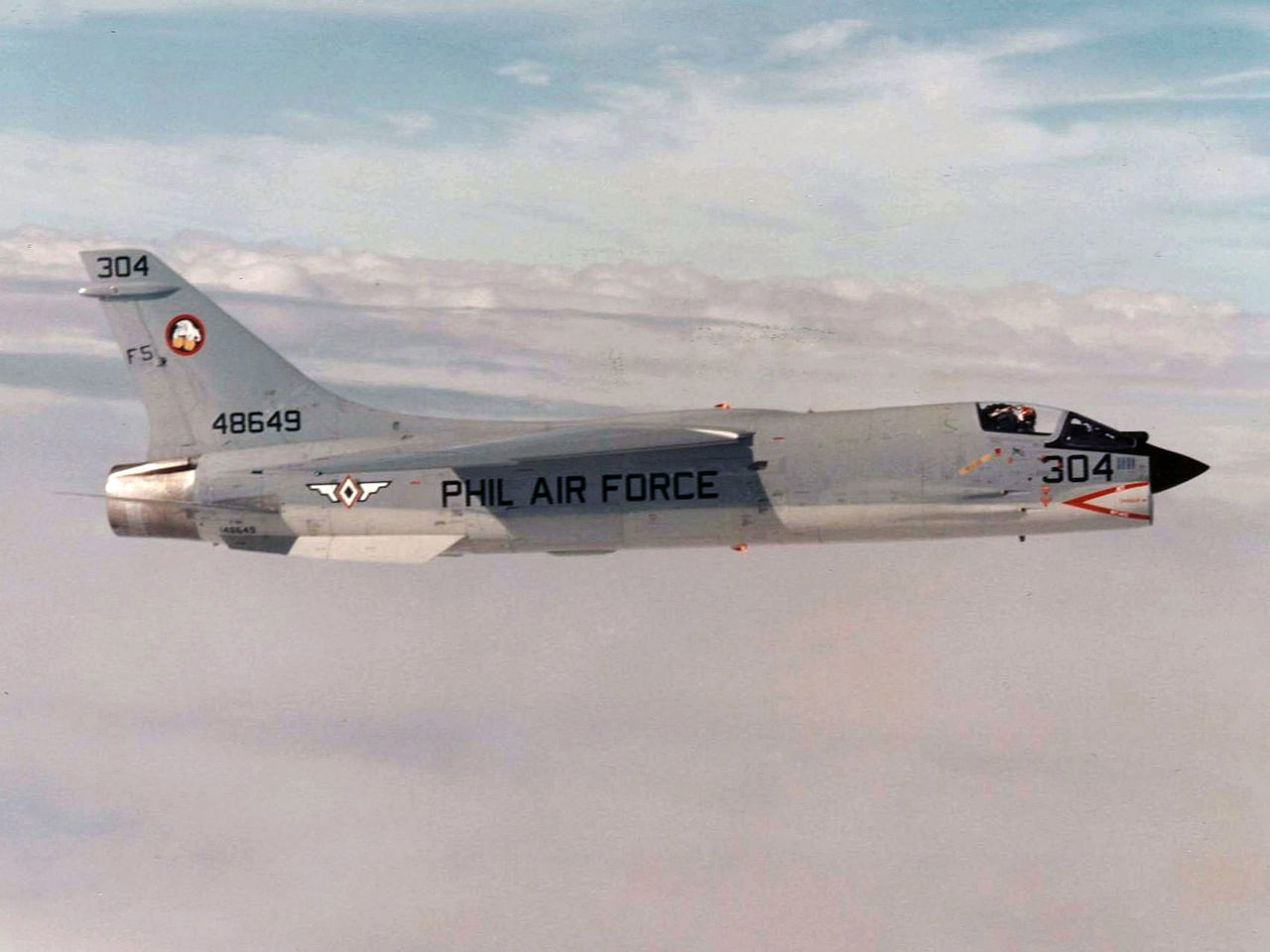 F-8H_Crusader_of_the_Philippine_Air_Force_in_flight_c1978