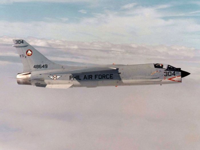 F-8H_Crusader_of_the_Philippine_Air_Force_in_flight_c1978