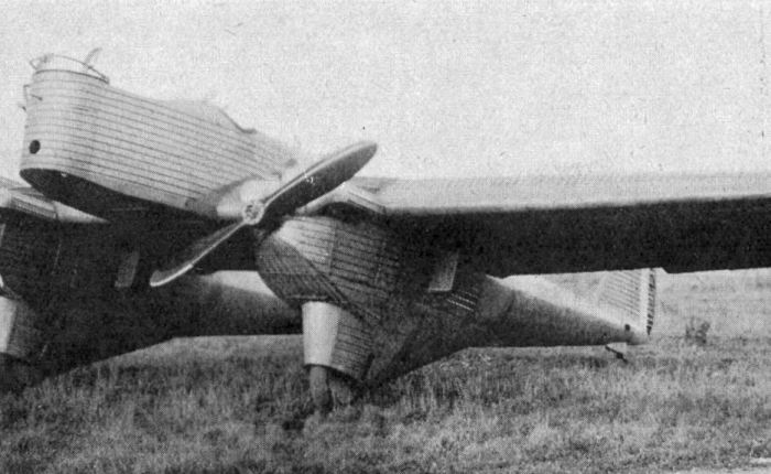 Schneider 10 M, triplaza metálico de&nbsp;combate