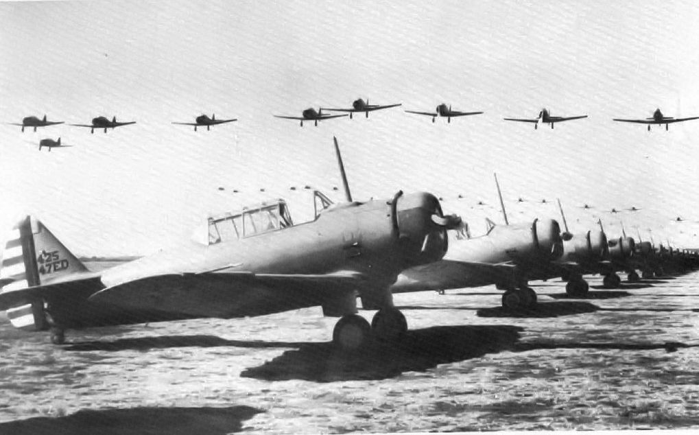 Randolph_Field_-_North_American_BT-9_Trainers