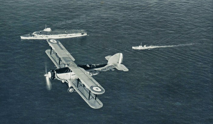 HMS_Glorious_HMS_Searcher_Fairey_III_K3515_1280a
